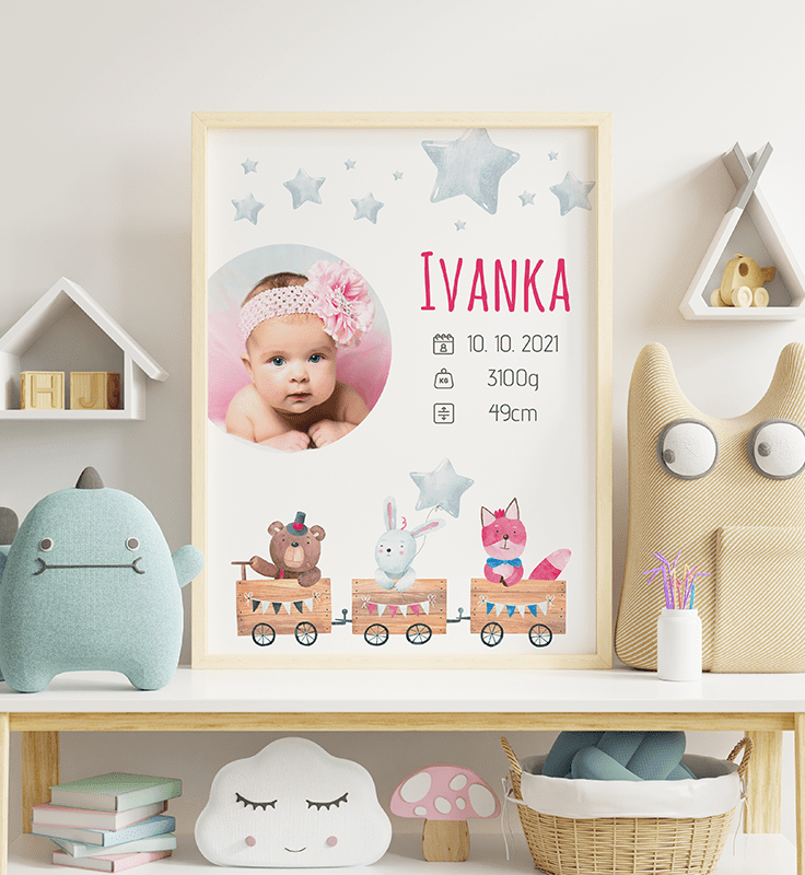 Plagát s fotkou, menom a údajmi o narodení dieťatka s vláčikom a hviezdičkami