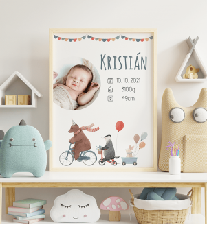 Plagát s fotkou, menom a údajmi o narodení dieťatka so zvieratkami na bicykli