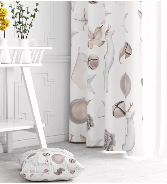 Vianočný dekoračný záves s bielymi srnkami.