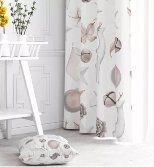 Vianočný dekoračný záves s bielymi srnkami.