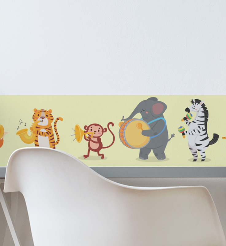 Samolepiaci tapetový pás do detskej izby s kapelou a zvieratkami