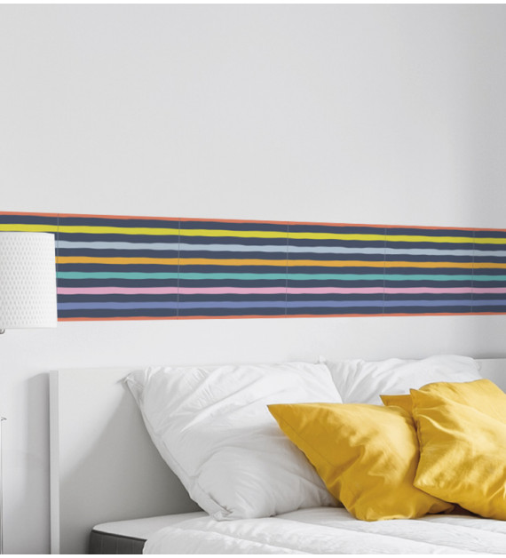 Tapetový pás s výraznými farebnými čiarami