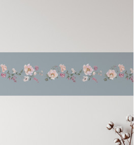 Tapetový pás s kvetmi na sivom pozadí
