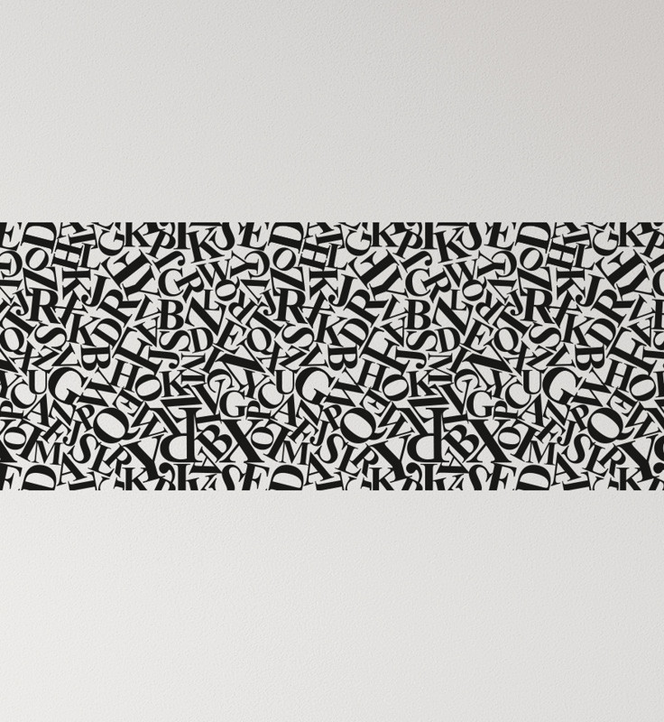 Tapetový pás s čiernymi písmenami na bielom podklade