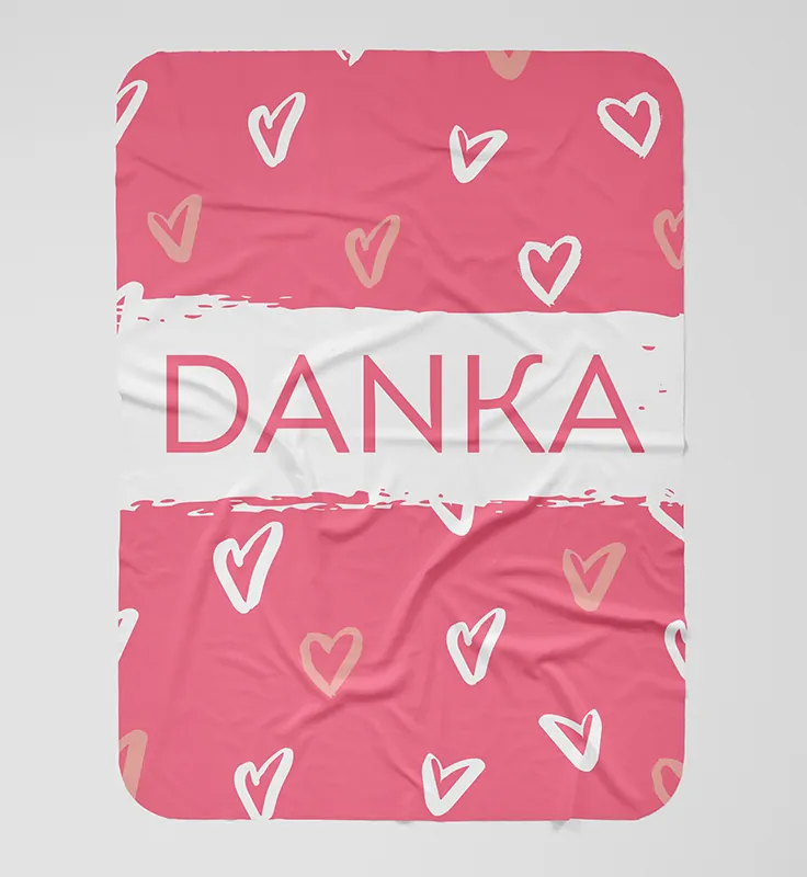 Ružová valentínska deka s menom a srdiečkami.