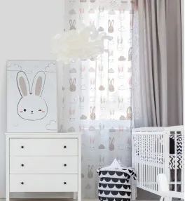 Záclona s detským motívom kreslených zajačikov na bielom pozadí