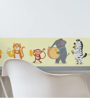 Samolepiaci tapetový pás do detskej izby s kapelou a zvieratkami