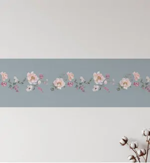 Tapetový pás s kvetmi na sivom pozadí