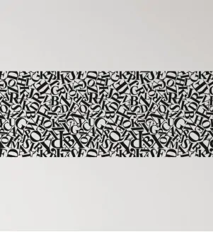 Tapetový pás s čiernymi písmenami na bielom podklade